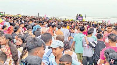 Tourist spots bustle with holidaymakers