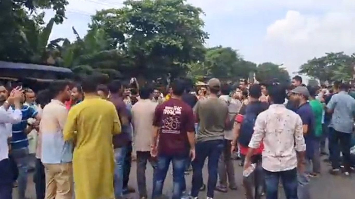 Dismissed Islami Bank officials block Dhaka-Ctg highway