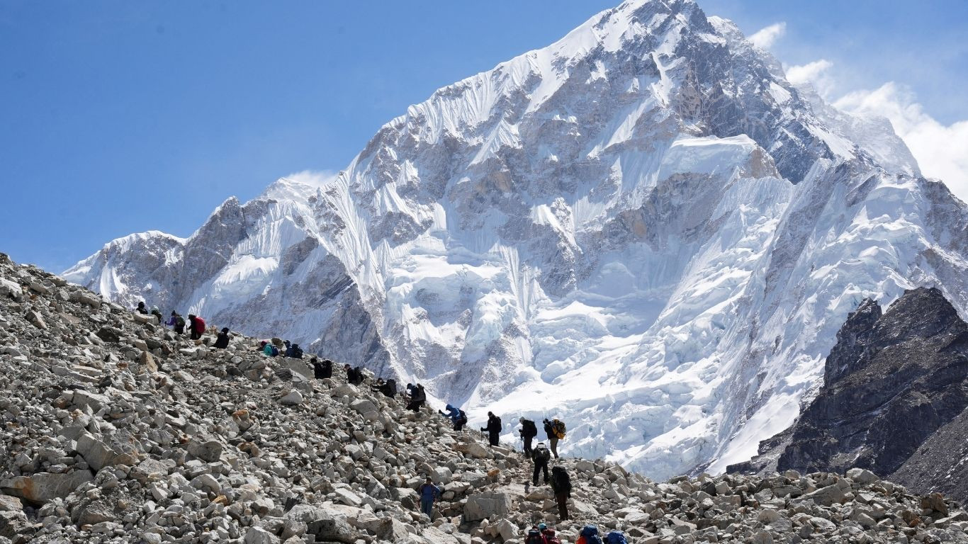 Hundreds of trekkers escape from blizzard-struck Everest in Tibet
