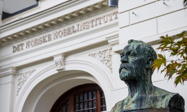 Computer advances and 'invisibility cloak' vie for physics Nobel