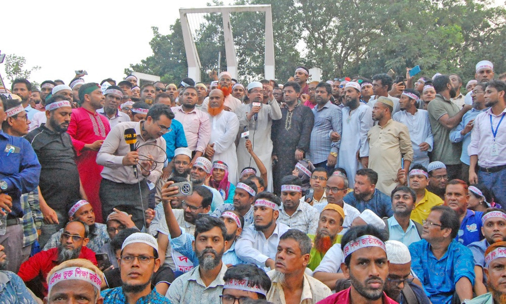 MPO-listed teachers defer march towards Secretariat to 4pm amid 'ministerial talks'