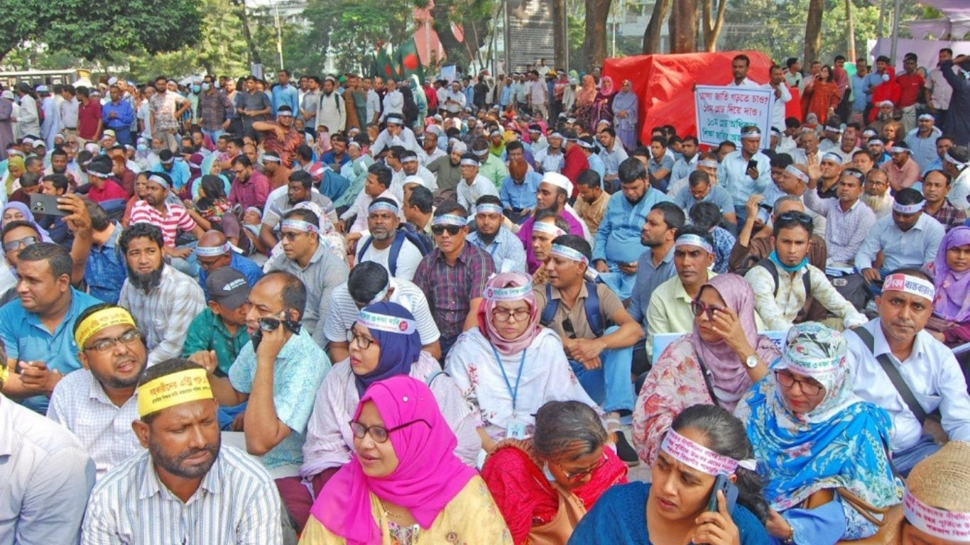 Primary teachers continue protests, demand resignation of two advisers