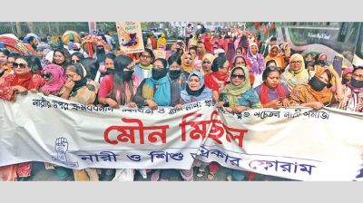 Nari O Shishu Odhikar Forum takes out a silent procession in the capital’s Shahbagh on Friday, protesting the rising violence and crimes against women. 	-DAILY SUN PHOTO