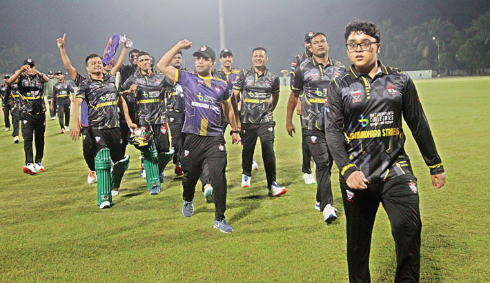 Shezaad Akbar Sobhan (R) leads victorious Bashundhara Strikes after they beat Dhaka Mavericks in the semifinal of Frost Blast T20 Championship at the Bashundhara Sports City Cricket Ground on Friday.   -  NAZMUL ISLAM