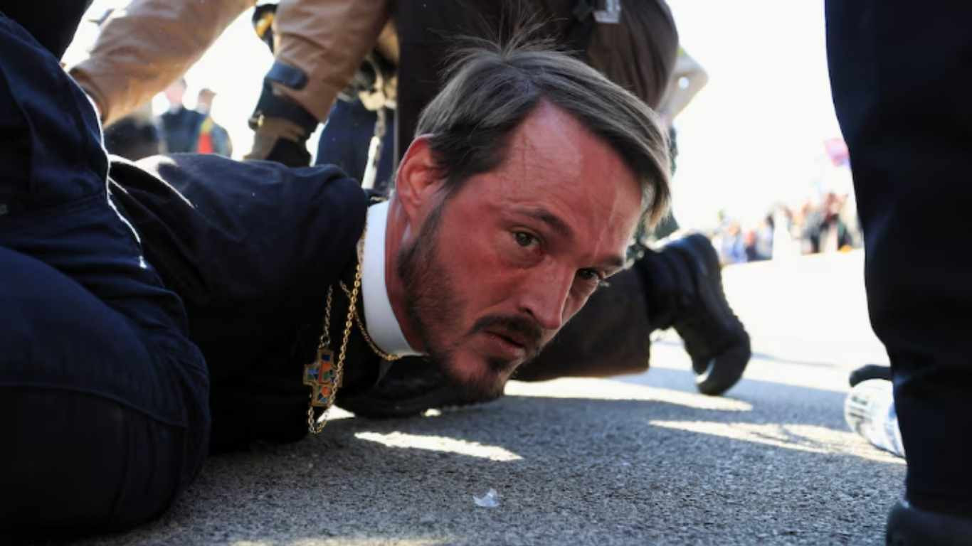 Nearly two dozen arrested as faith leaders protest outside Chicago