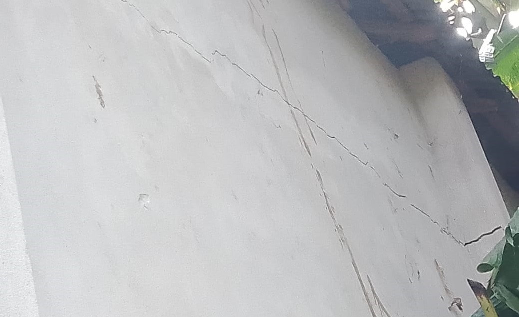 Cracks appear in wall of Pirgachha madrasa building