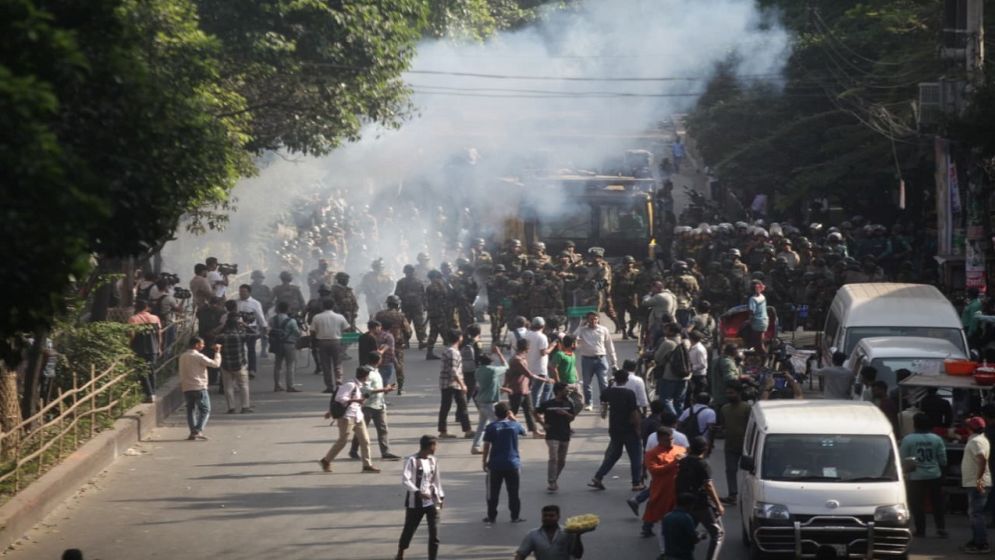 Students again clash with law enforcers at Dhanmondi 32