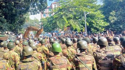 Army blocks attempt to bring bulldozers into Dhanmondi 32