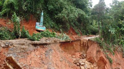 Landslide kills 6 bus passengers in central Vietnam