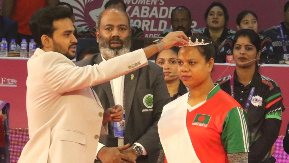 Rupali bids goodbye with crown