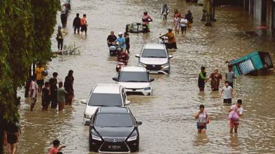 Death toll in Indonesia floods passes 200, says disaster agency
