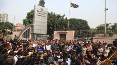 UK doctor Richard Beale at Evercare Hospital to assess Khaleda’s treatment