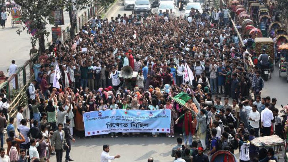 Students of seven govt colleges block Mirpur Road