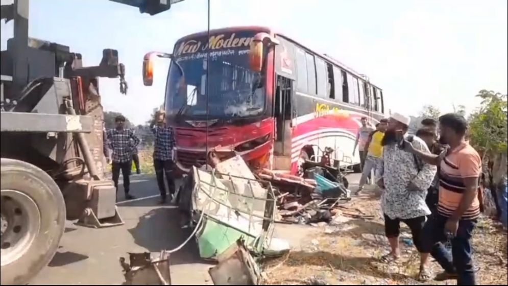 Road crash leaves 3 dead in Faridpur’s Bhanga