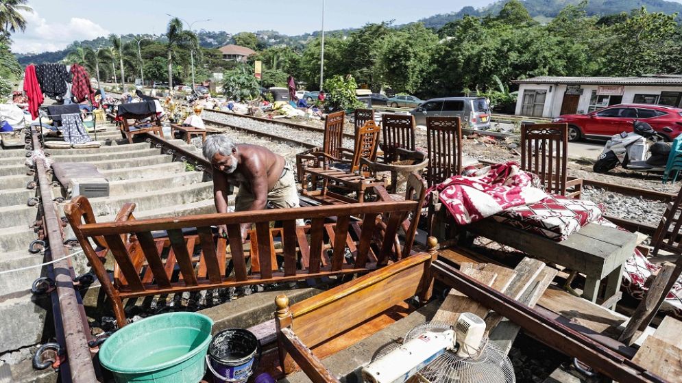 Sri Lanka issues landslide warnings as cyclone toll hits 618