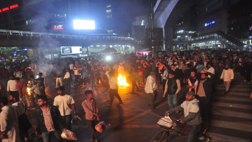 Mobile phone traders block roads at Karwan Bazar, Kuril