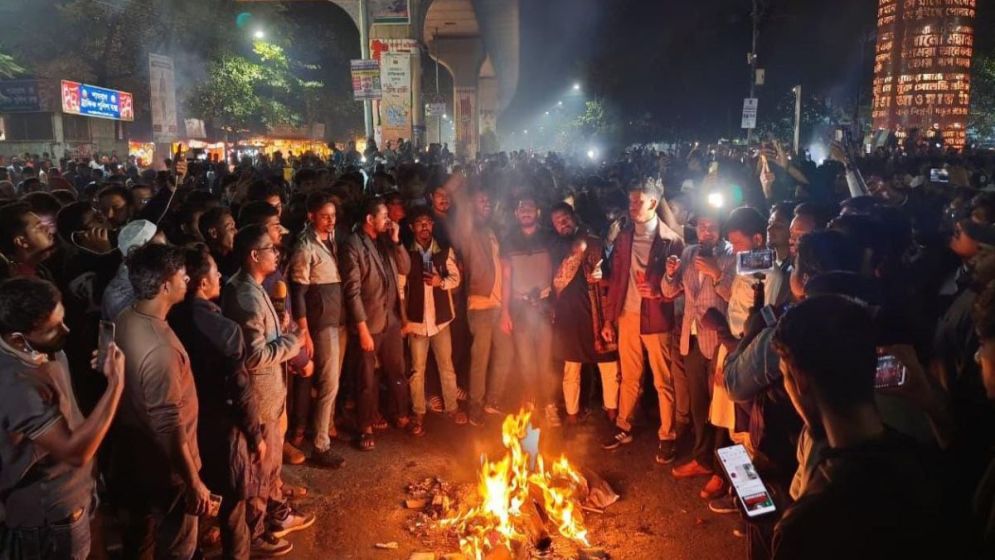Protesters block Shahbagh intersection