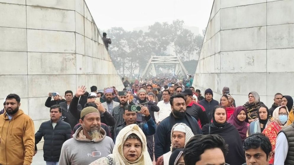 Thousands visit Khaleda Zia's grave, pay tributes, offer fateha