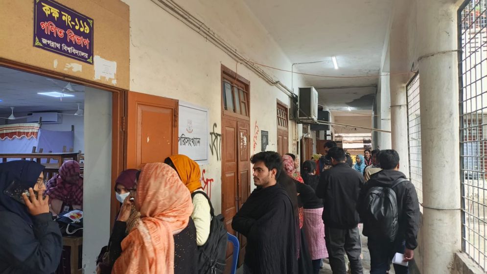 JnUCSU polls: Voting underway amid festive atmosphere