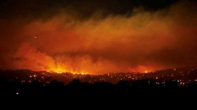 Australian bushfires raze homes, cut power to tens of thousands