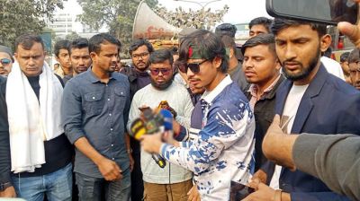 7 college students halt blockades in Dhaka, to resume demos Thursday