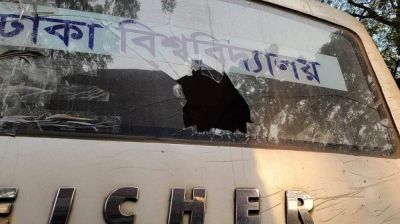 DU bus vandalised, 2 students injured amid blockade by 7 colleges’ students