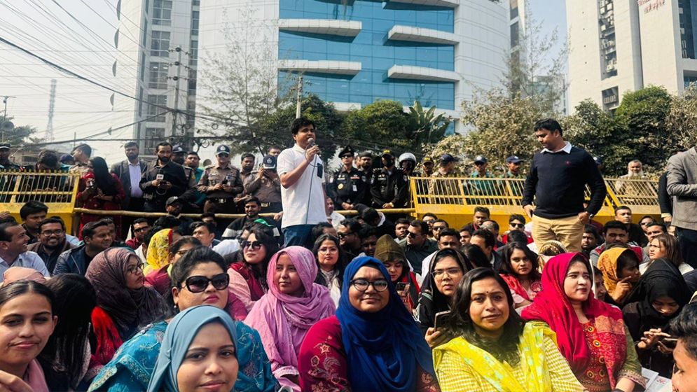 Chhatra Dal besieges EC building with 3-point demand