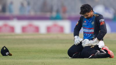 Woakes’ final-ball six eliminates Riders