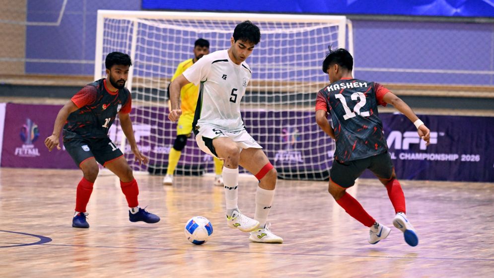 Bangladesh’s title hopes dashed after late collapse against Pakistan
