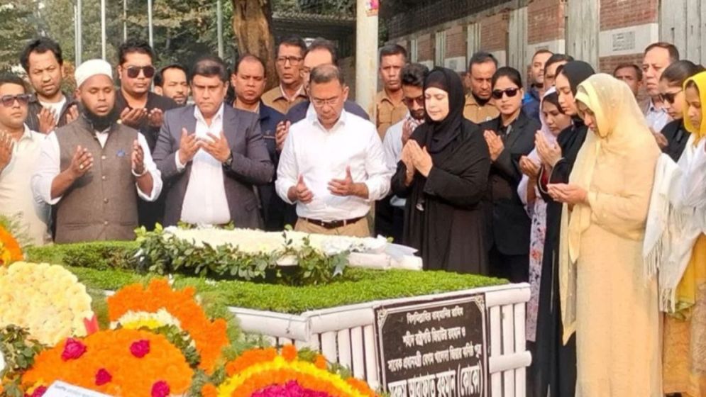 Tarique offers prayers at younger brother Koko's grave