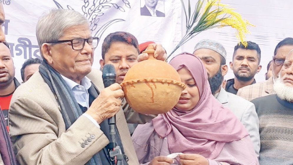 Clay bank gift from July martyr’s sister moves Fakhrul to tears