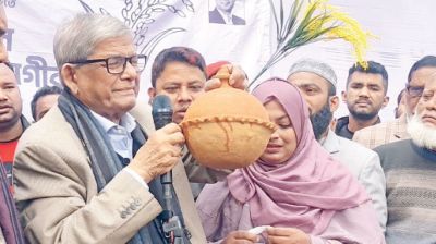 Clay bank gift from July martyr’s sister moves Fakhrul to tears