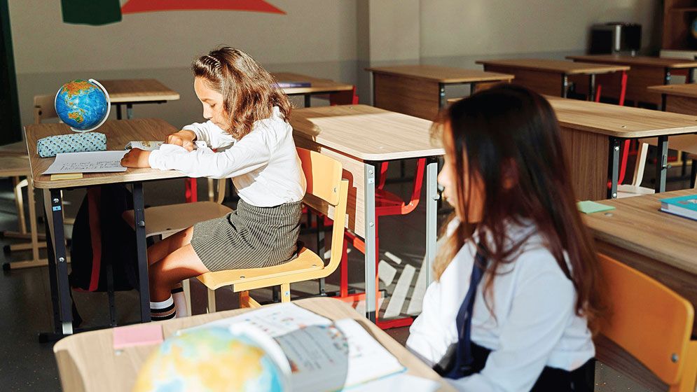 HOW THE WORLD EDUCATES  IN ENGLISH
