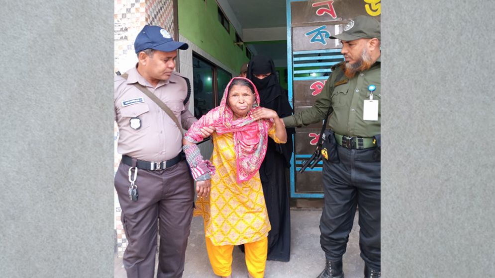 Octogenarian Ajufa overcomes health challenges to cast vote in Dhaka-7