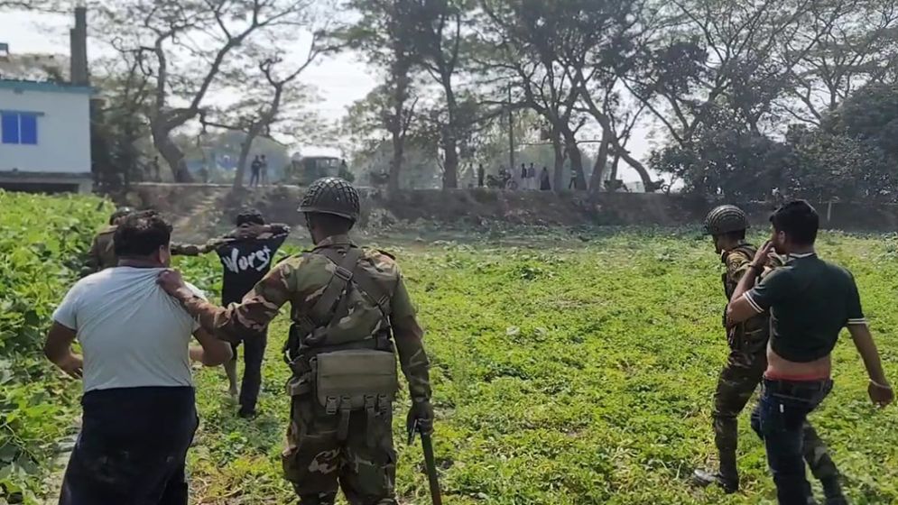 Several crude bombs blast near Munshiganj polling centre, 5 held