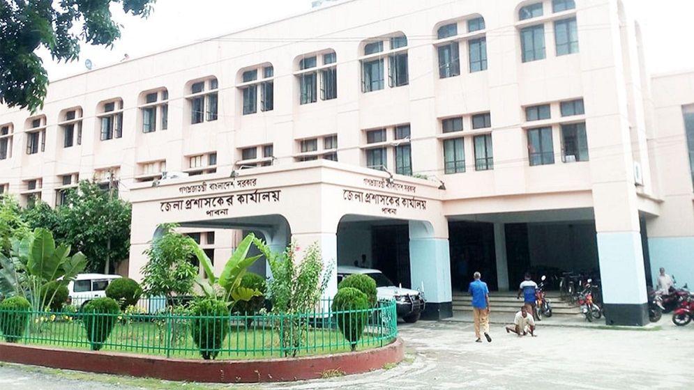 BNP activists besiege Pabna district admin office demanding vote recount