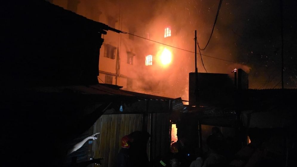 Fire breaks out in Karwan Bazar’s Kathpotti