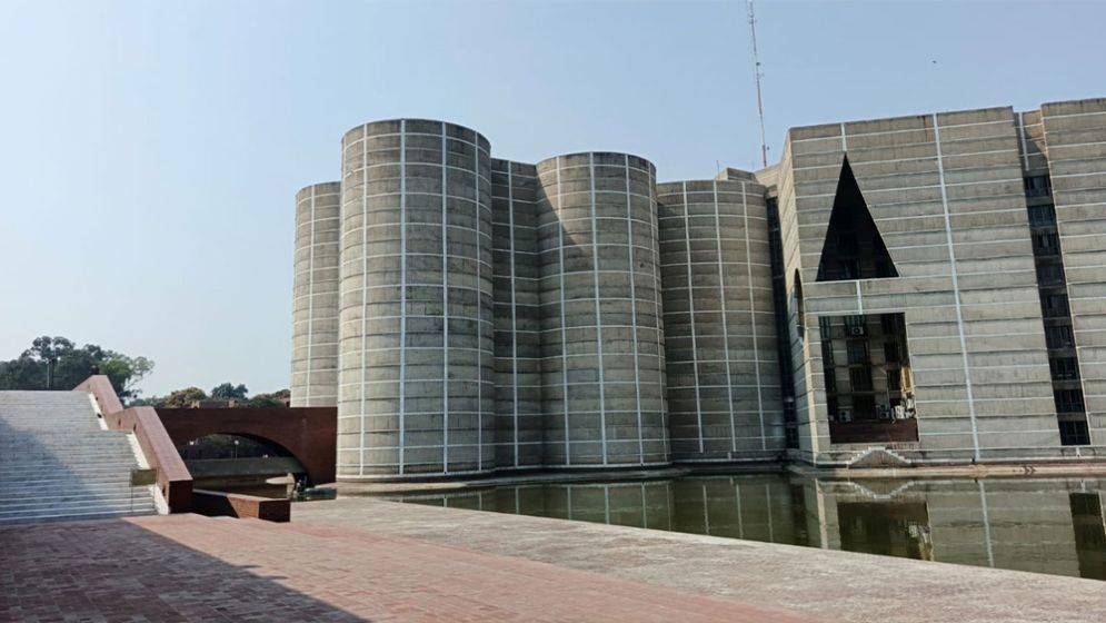 Advisers to attend oath ceremony, return in flagless cars