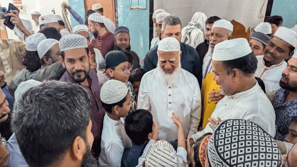 Shafiqur offers first Jummah prayers as Dhaka-15 MP