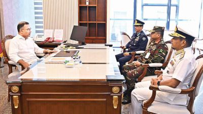 Chiefs of three services call on PM