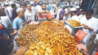 Chawkbazar welcomes Ramadan as crowds flock for traditional delicacies