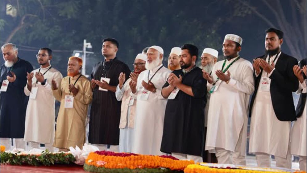 Jamaat leaders place wreaths at Shaheed Minar for first time