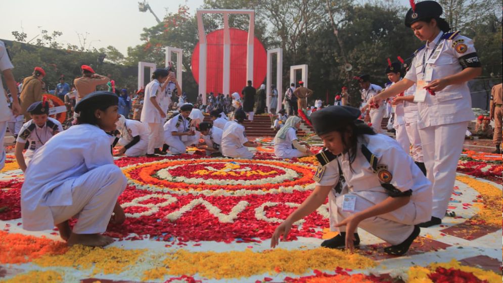Crowds flock to Shaheed Minar to honor language martyrs