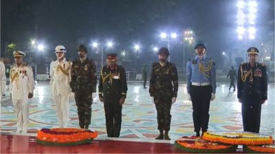 Chiefs of three services pay tribute to Language Movement martyrs