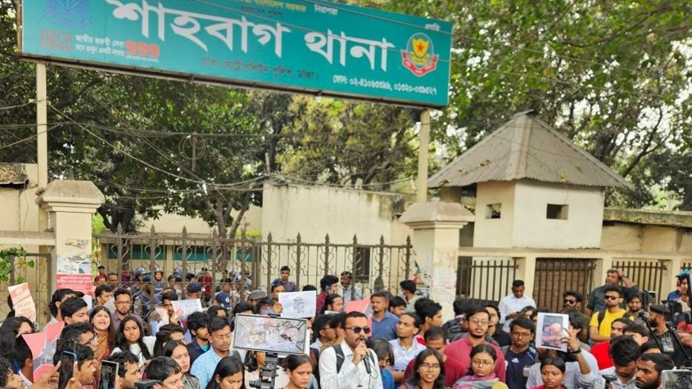 DU students protest over alleged police assault