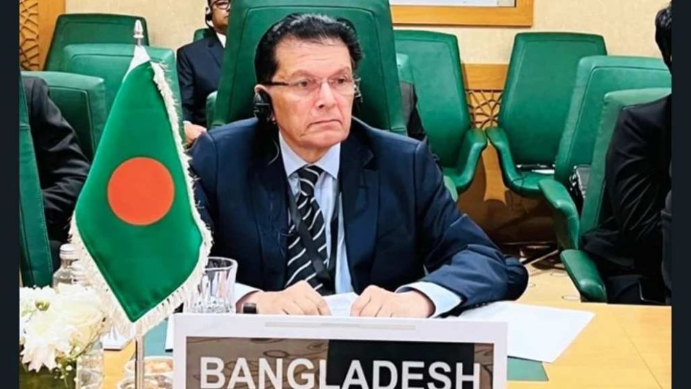 FM holds key OIC sidelines meetings