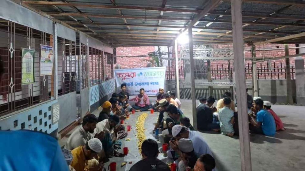 Shuvosangho hosts iftar with low-income people in Rowmari
