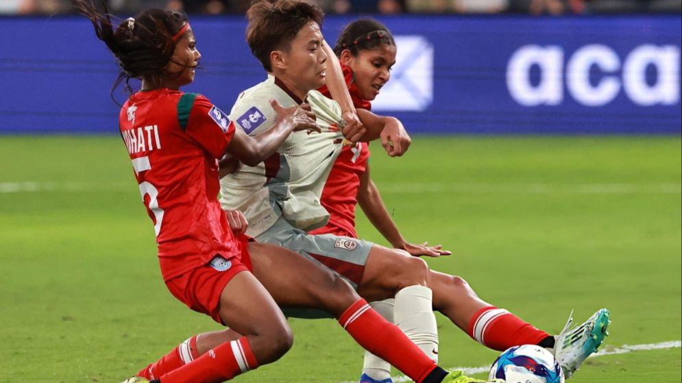 Late double blow puts China ahead against brave Bangladesh