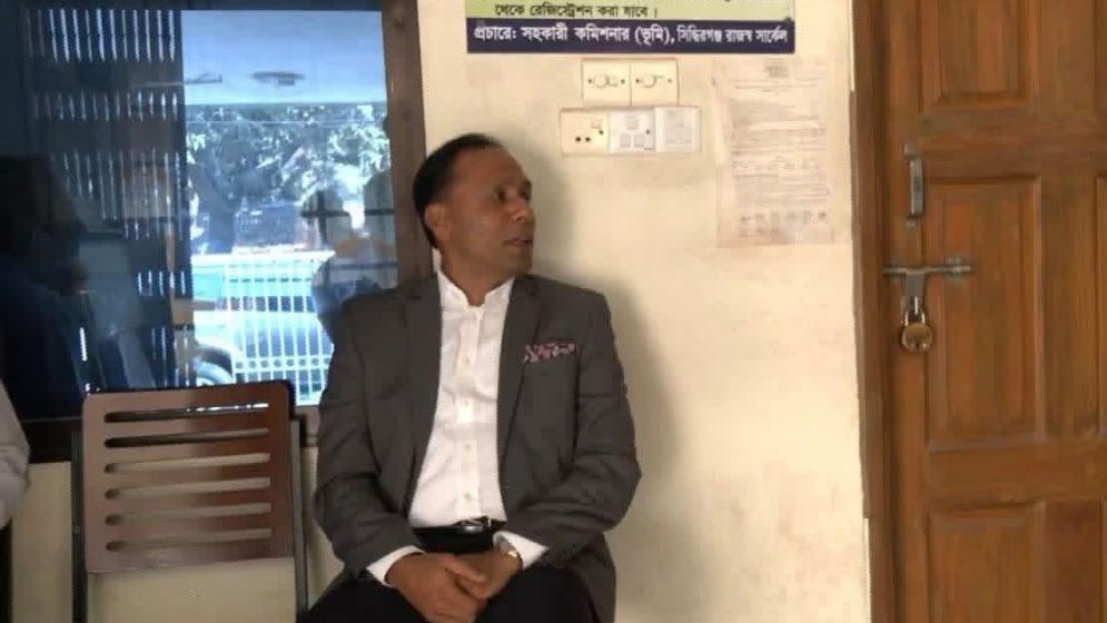State Minister for Land finds office locked during surprise visit