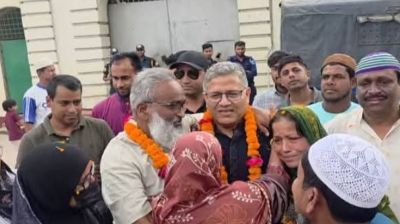 BNP MP receives Awami League leader with floral garland at jail gate